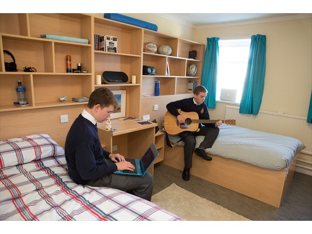 Có nên cho con đi du học (phổ thông) sớm?